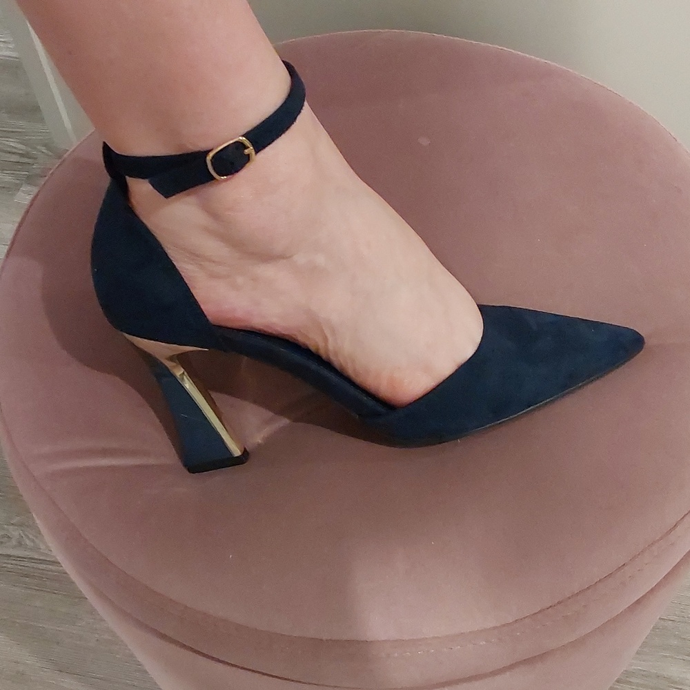 Women's Closed-toe Heels - Picture 7 of 7